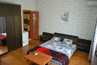 Гостевой дом Дворик Италии Судак Cемейный номер с собственной ванной комнатой-5