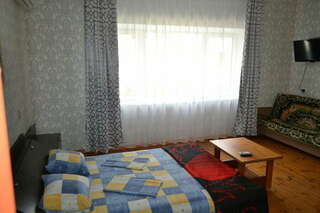 Гостевой дом Дворик Италии Судак Cемейный номер с собственной ванной комнатой-6