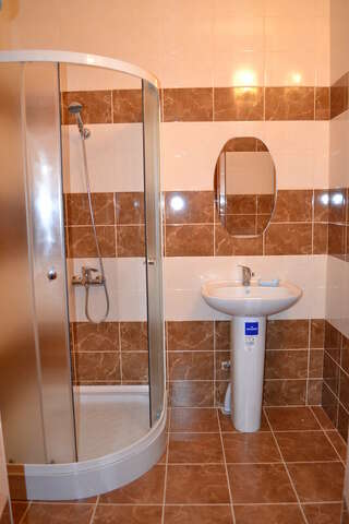 Гостевой дом Дворик Италии Судак Двухместный номер с 1 кроватью или 2 отдельными кроватями и общей ванной комнатой-8