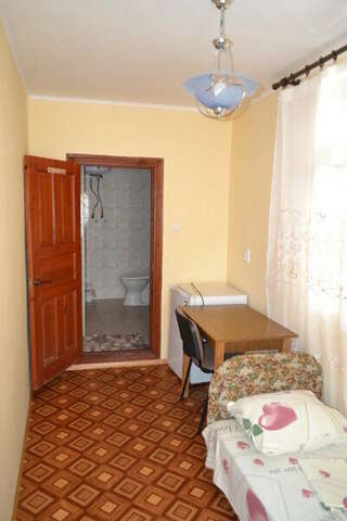 Гостевой дом Дворик Италии Судак Cемейный номер с собственной ванной комнатой-10