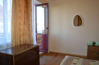 Гостевой дом Дворик Италии Судак Двухместный номер с 1 кроватью или 2 отдельными кроватями и общей ванной комнатой-3