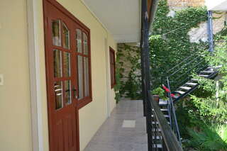 Гостевой дом Дворик Италии Судак Двухместный номер с 1 кроватью или 2 отдельными кроватями и собственной ванной комнатой-9