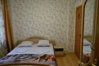 Гостевой дом Дворик Италии Судак Двухместный номер с 1 кроватью или 2 отдельными кроватями и собственной ванной комнатой-5