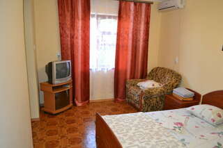 Гостевой дом Дворик Италии Судак Cемейный номер с собственной ванной комнатой-7