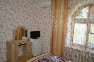 Гостевой дом Дворик Италии Судак Двухместный номер с 1 кроватью или 2 отдельными кроватями и собственной ванной комнатой-4