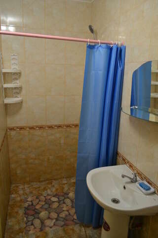 Гостевой дом Дворик Италии Судак Двухместный номер с 1 кроватью или 2 отдельными кроватями и собственной ванной комнатой-1