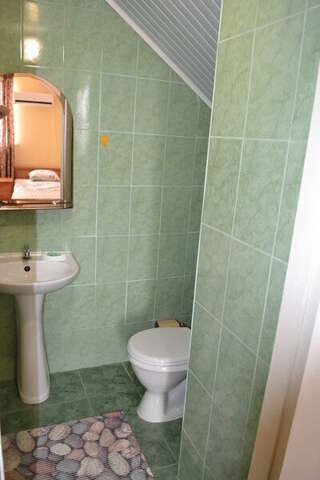 Гостевой дом Дворик Италии Судак Cемейный номер с собственной ванной комнатой-1