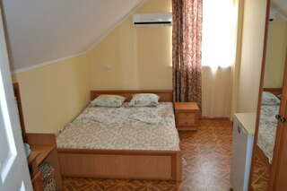 Гостевой дом Дворик Италии Судак Cемейный номер с собственной ванной комнатой-2