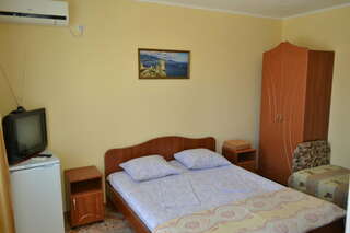 Гостевой дом Дворик Италии Судак Трехместный номер-1