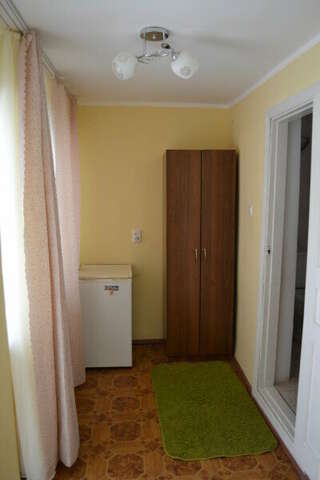 Гостевой дом Дворик Италии Судак Трехместный номер с основными удобствами-5