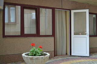 Гостевой дом Дворик Италии Судак Трехместный номер с основными удобствами-3