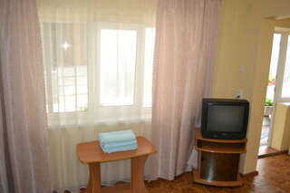 Гостевой дом Дворик Италии Судак Трехместный номер с основными удобствами-4