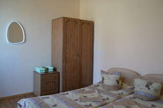 Гостевой дом Дворик Италии Судак Двухместный номер с 1 кроватью или 2 отдельными кроватями и общей ванной комнатой-2