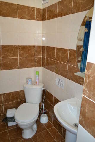 Гостевой дом Дворик Италии Судак Cемейный номер с собственной ванной комнатой-4