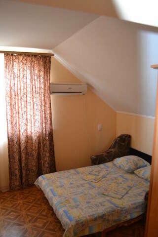 Гостевой дом Дворик Италии Судак Cемейный номер с собственной ванной комнатой-3