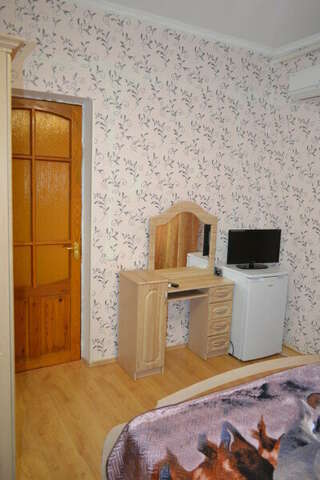 Гостевой дом Дворик Италии Судак Двухместный номер с 1 кроватью или 2 отдельными кроватями и собственной ванной комнатой-3